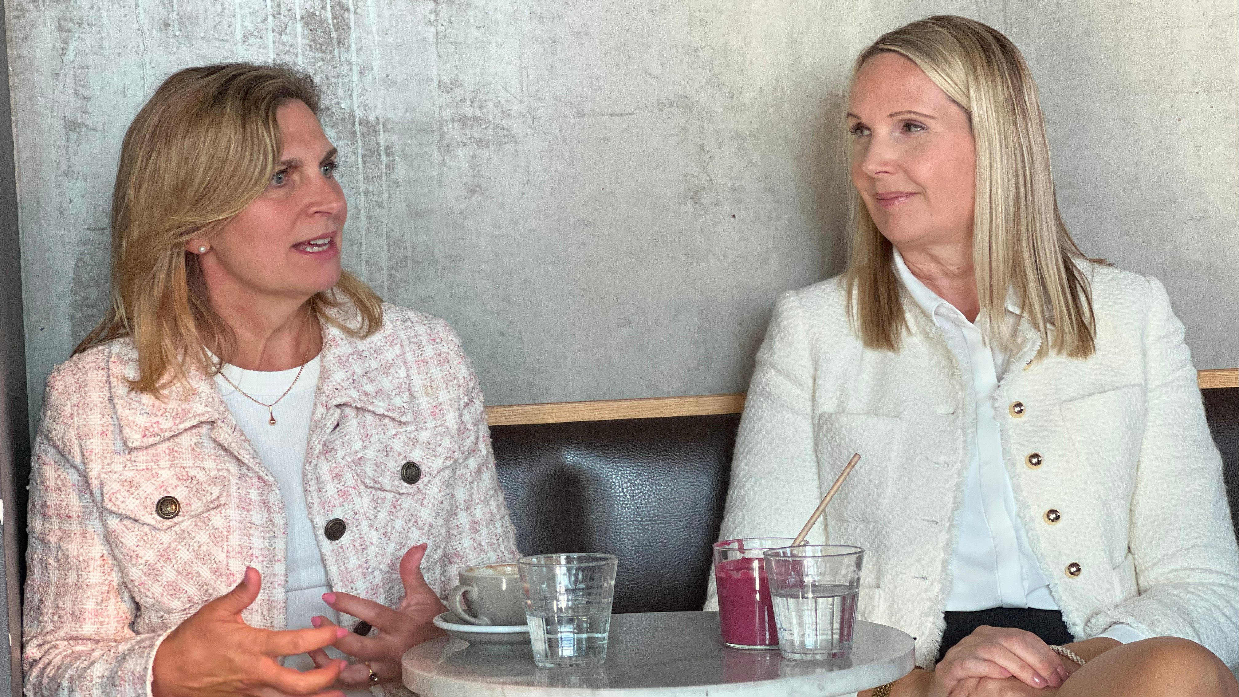 Inger Ek och Anja Clausin i diskussion