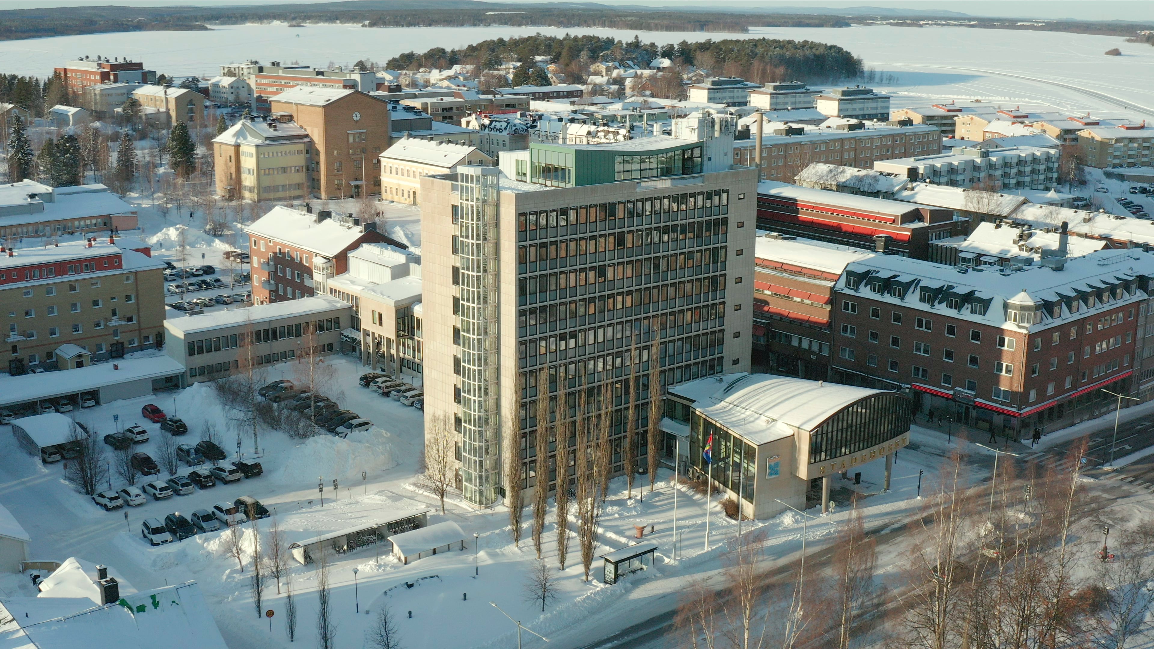 Foto över Luleå stad med kommunhuset i mitten och utsikt över staden om vattnet
