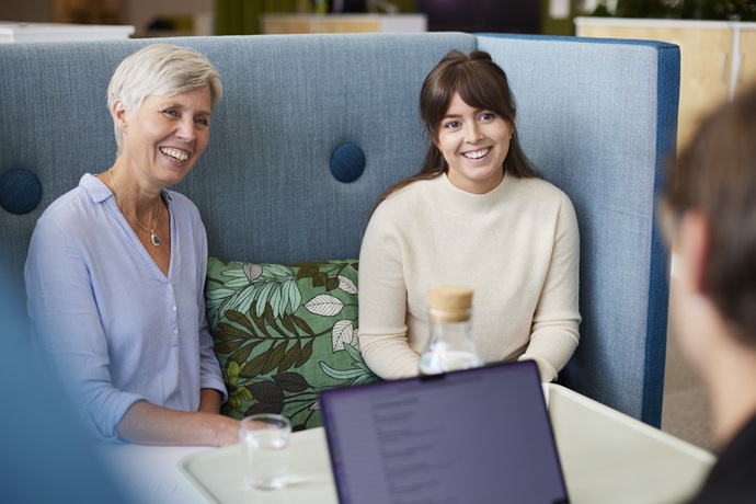 Tre glada medarbetare p&aring; ett kontor