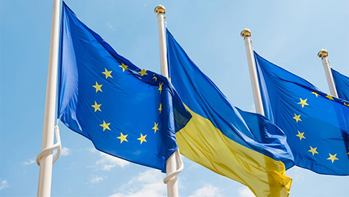 En ukrainsk flagga och två flaggor med EU:s symbol.