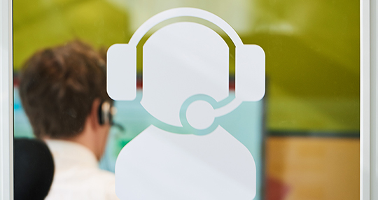 Glasdörr in till Upphandlingsmyndighetens Frågeservice med symbol på telefonist