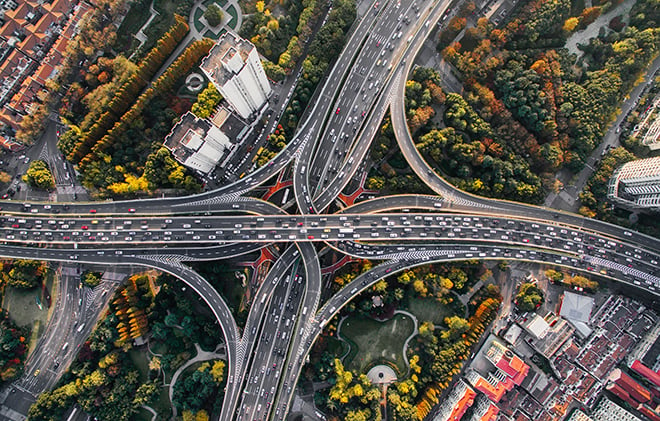 Infrastruktur med stora motorvägar som korsar varandra.