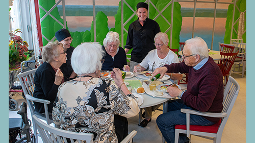 Matgäster och personla på seniorrestaurangen  Leopold i Uppsala