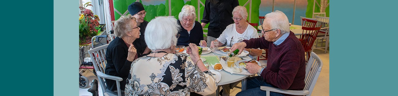 Matgäster och personla på seniorrestaurangen  Leopold i Uppsala