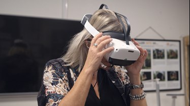 En kvinna testar ett VR-headset