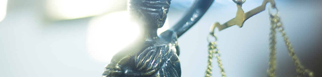Justitia, rättvisans gudinna i romersk mytologi, håller i en gyllene vågskål.