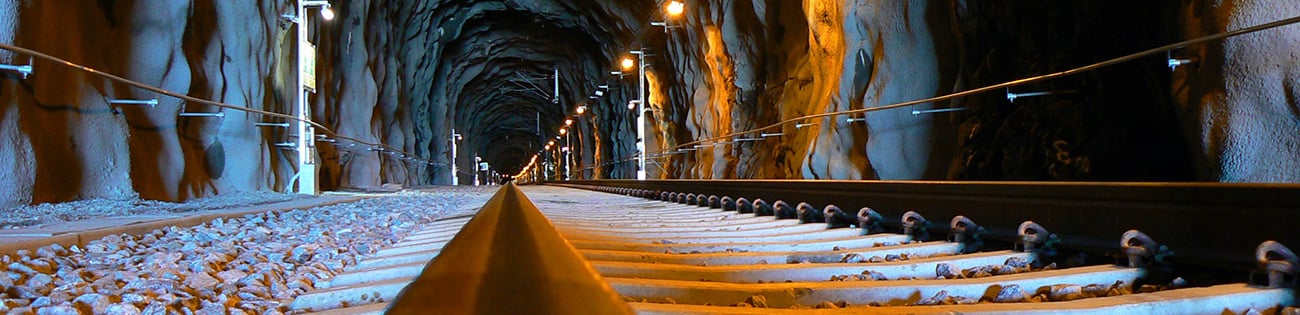 Järnvägsspår i en bergstunnel..
