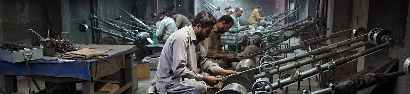 Instrument tillverkas för hand i en fabrik i Pakistan.