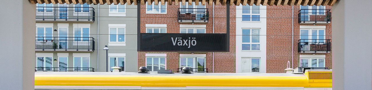 En skylt på en tågstation där det står Växjö.
